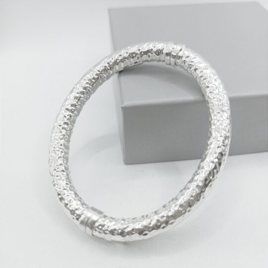 Bracciale rigido in argento martellato